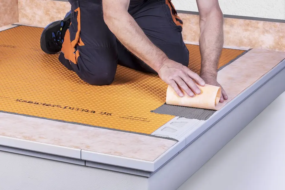 Posa di materiali Schl&uuml;ter su massetto