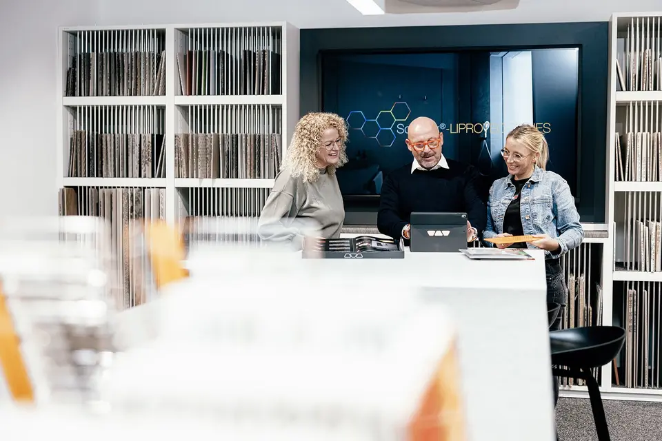 Consulenza ai clienti nello showroom Schl&uuml;ter-Systems