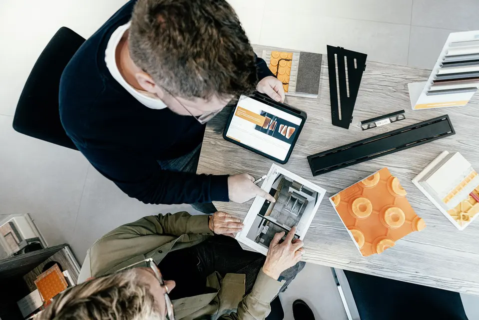 Due colleghi Schl&uuml;ter-Systems al lavoro su campionature e progetti